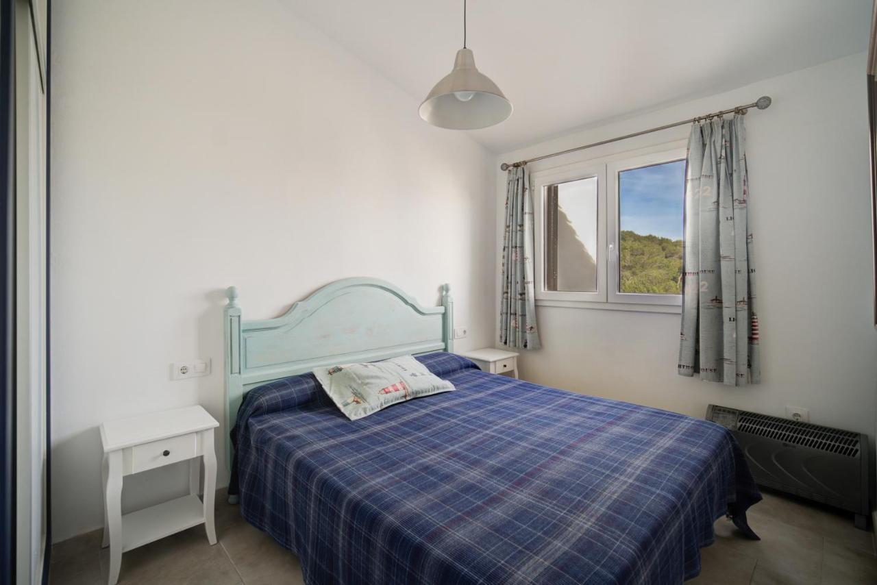 Vista Faro-Apartamento Con Balcon Que Mira Al Mar Cala' en Bosch Bagian luar foto